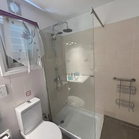 Hébergement de vacances Aphrodite's Gardens Entire Townhouse 400 M To The Sea *